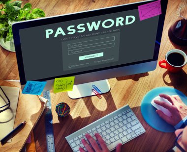 Bilgisayar kullanan adam