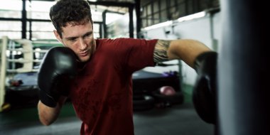 Kutusu egzersiz yapan erkek