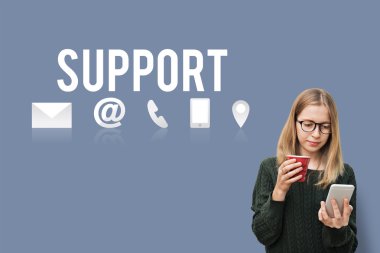 smartphone ve kırmızı Kupası kızla