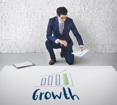 İşadamı belge belgelerle çalışma