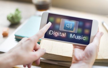 Akıllı telefon tutan adam.