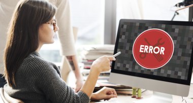 Hata ile monitörde gösterilen kadın