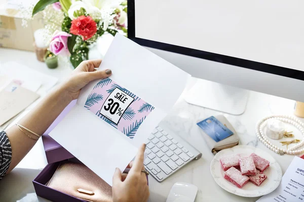 Mujer leyendo carta — Foto de Stock