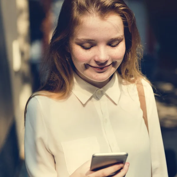 Ragazza utilizzando smartphone — Foto Stock