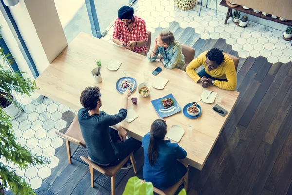 Estudiantes almorzando en la cafetería — Foto de Stock