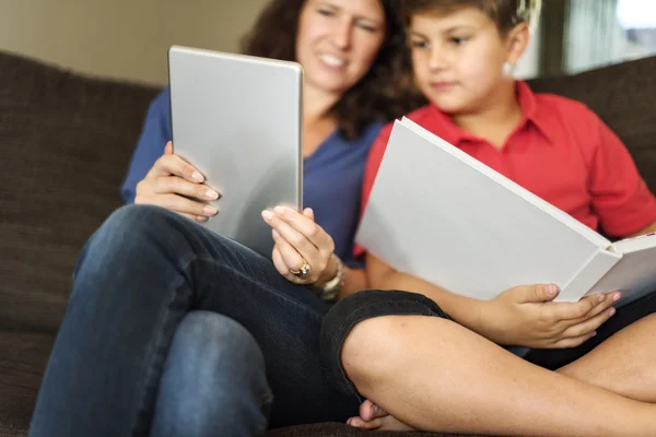 Mamá e hijo pasando tiempo juntos — Foto de Stock