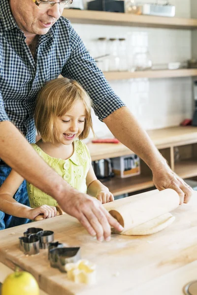 Chica haciendo masa para galletas caseras — Foto de Stock