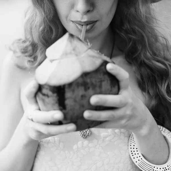 Vacker kvinna dricker från kokos — Stockfoto