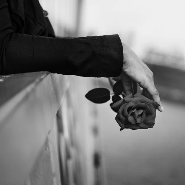 Frau mit roter Rose in der Hand — Stockfoto