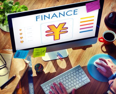 Bilgisayar kullanan adam