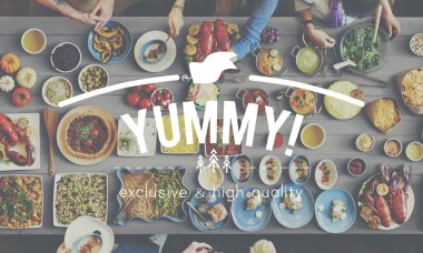 çeşitli gıda ile masada yemek arkadaşlar 