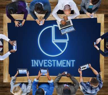 İş adamları birlikte çalışıyor.