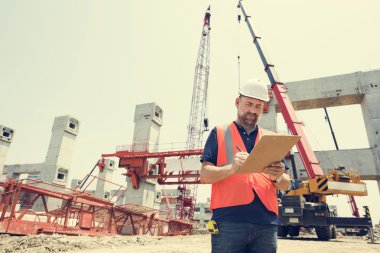 İnşaat işçisi ile mimari planı