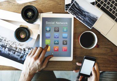 Dijital tablet kullanan adam  