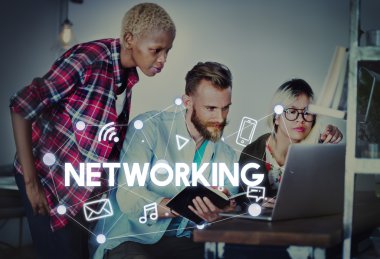 İş adamları birlikte beyin fırtınası