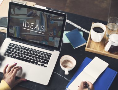 Dizüstü bilgisayarla çalışan bir kadın.