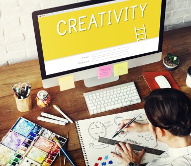 Tasarım stüdyosu çalışan kadın