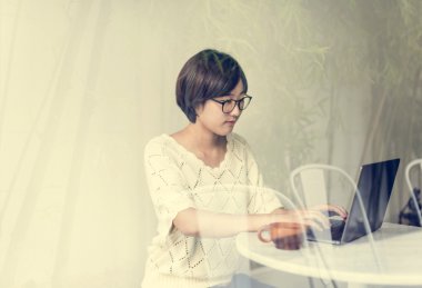 Kadın laptop ile tarama