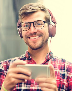 Kulaklıklı genç adam. 