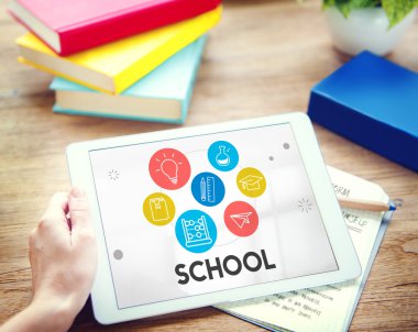  Dijital tablet kullanan adam