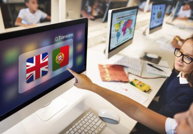 Öğrenciler bilgisayar sınıfta