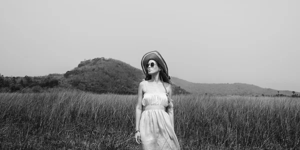 Mulher bonita em chapéu de verão — Fotografia de Stock