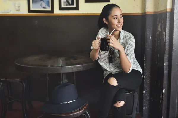 Asiatico donna in caffè holding cup — Foto Stock