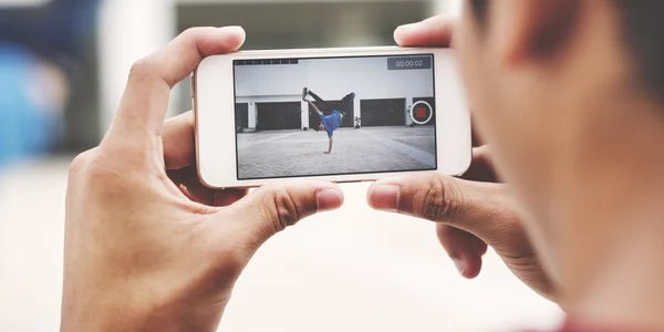 Man het maken van video op de telefoon — Stockfoto