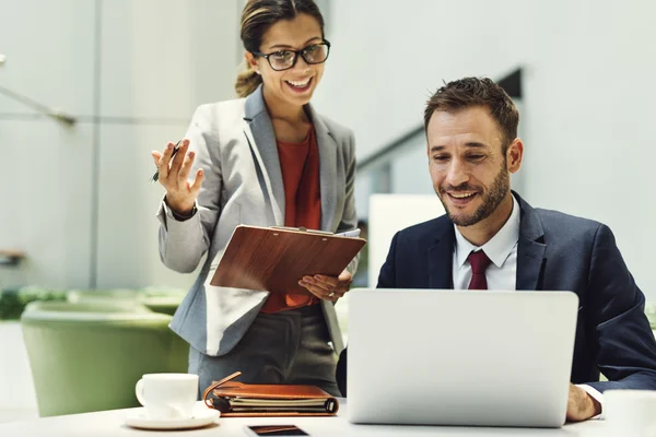 Gente de negocios Discutiendo ideas — Foto de Stock