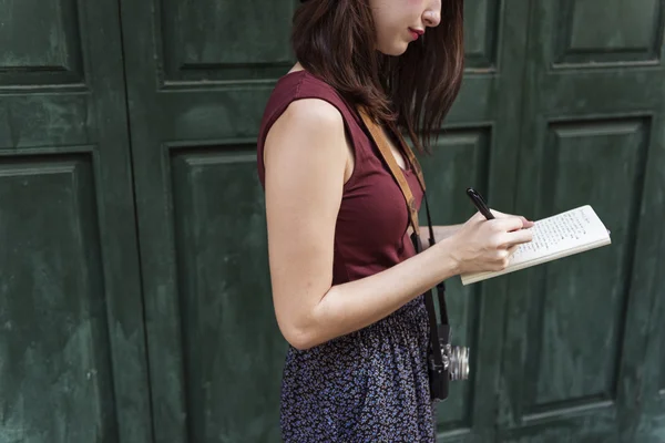 Fotógrafa mujer tomando notas — Foto de Stock