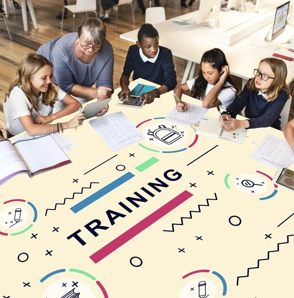 Erwachsener Lehrer mit Schülern in der Schule — Stockfoto