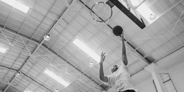 Homem jogando basquete — Fotografia de Stock