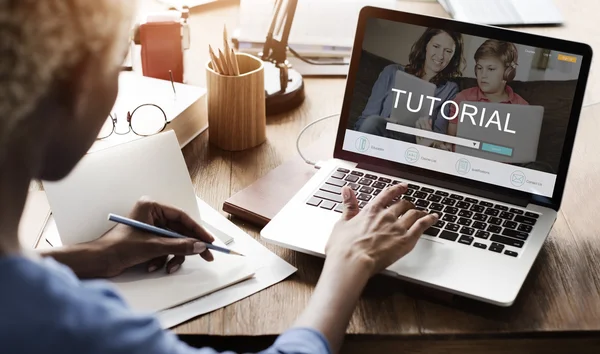 Frau arbeitet am Laptop — Stockfoto