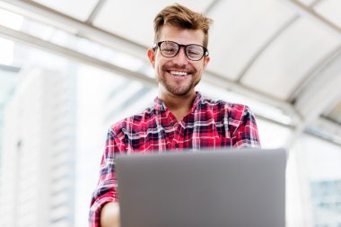 Bilgisayarlı genç adam