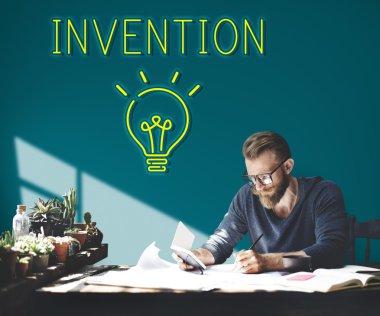 Not Çalışma masasında adam