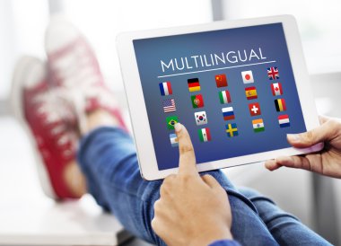 Dijital tablet elinde tutan kişi