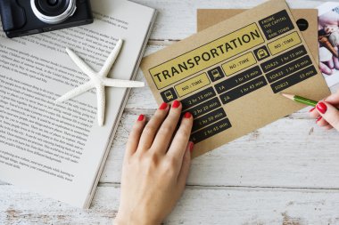 Kartpostal yazma kadın