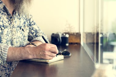 Gazeteci adam yazılı notlar