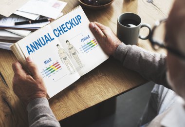 Son sınıf öğrencisi kitap okuyor.