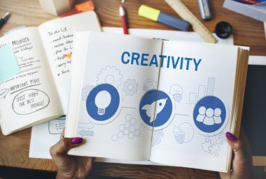 Kağıt günlüğü elinde tutan kişi