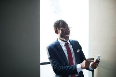 Dijital aygıt kullanarak iş adamı