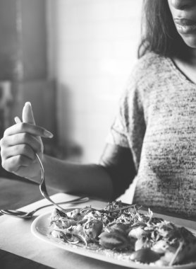 Kadın restoranda yemek yerim 