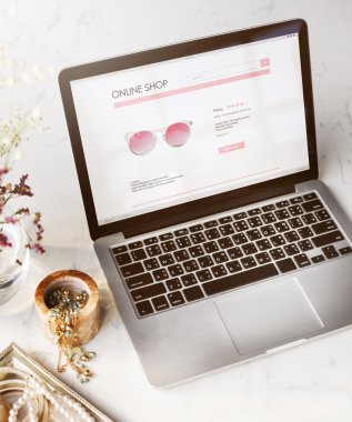 ekrandaki bilgileri ile dizüstü bilgisayar