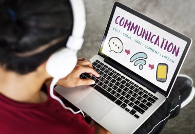 bilgisayarı kullanan adam