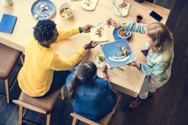 Öğrenciler café'de öğle yemeği