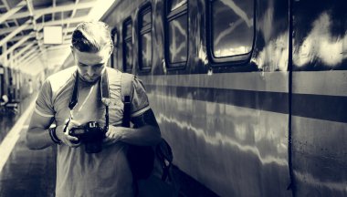 Adam kameraya tren istasyonu ile