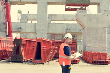 İnşaat işçisi ile mimari planı