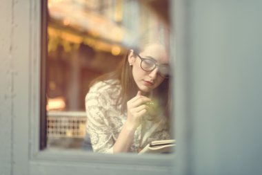 Kadın düşünme ve yazma notlar