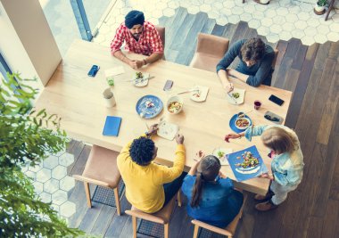 Öğrenciler café'de öğle yemeği