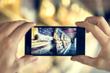 adam akıllı telefon üzerinde resim yapma
